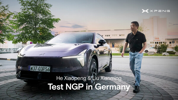 He Xiaopeng, CEO und Chairman von Xpeng, und Liu Xianming, Leiter des Xpeng General Intelligence Center (GIC), testen den NGP im deutschen Straßenverkehr.