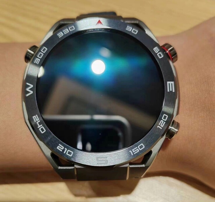 Die Huawei Watch Ultimate kann als erste Smartwatch von Huawei eine Satelliten-Verbindung herstellen. (Bild: @Rodent950)