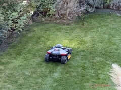 Luba 2 mini AWD 1000 bei der Arbeit, in der Dämmerung mit Beleuchtung.