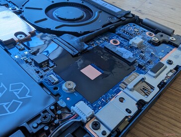 M. 2-Slot für optionales WAN. Die Antenne fehlt, wenn sie nicht mit WAN konfiguriert ist.