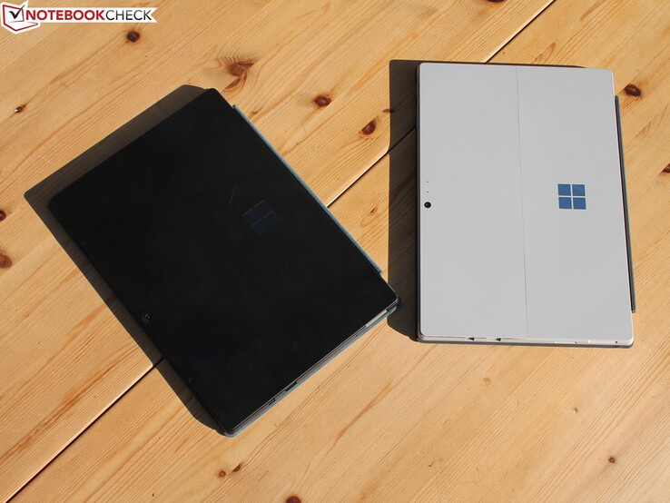 Microsoft Surface Pro 6 i5 in Silber (rechts)