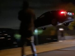 Ein entsprechendes YouTube-Video zeigt, wie ein Tesla Model S durch die Luft fliegt bevor es mit geparkten Autos kollidiert (Bild: Alex Choi, YouTube)