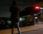 Ein entsprechendes YouTube-Video zeigt, wie ein Tesla Model S durch die Luft fliegt bevor es mit geparkten Autos kollidiert (Bild: Alex Choi, YouTube)