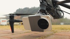 Fliegt mitten durch ein Feuerwerk: Das Xiaomi 17 Ultra zeigt sein Leica-Kamera-Potential mittels Drohnenflug. (Bildquelle: Xiaomi)