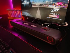 Mit einem Nackenkissen wird diese Soundbar zum 7.1.2-System (Bildquelle: Notebookcheck)