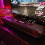 Mit einem Nackenkissen wird diese Soundbar zum 7.1.2-System (Bildquelle: Notebookcheck)