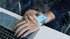 Eine Smartwatch in der Nähe eines Computers, die auf mögliche Sicherheitsrisiken hinweist (Bildquelle: Freepik)