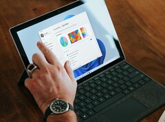 Die Taskleiste von Windows 11 erhält einige Optimierungen für kleinere Touchscreens. (Bild: Microsoft)