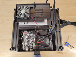 Kabelstränge bei geöffneter Abdeckung