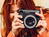 Die Instax SQ40 zeichnet vergleichsweise große, quadratische Sofortbilder auf. (Bild: Fujifilm)