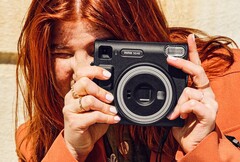 Die Instax SQ40 zeichnet vergleichsweise große, quadratische Sofortbilder auf. (Bild: Fujifilm)