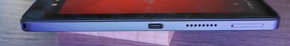 Rechts: USB-C-Port, Lautsprecher, microSD-/SIM-Slot