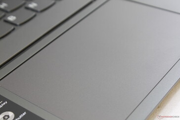 Das Clickpad ist für Cursorbewegungen gut geeignet, das Tastaturfeedback könnte aber fester sein