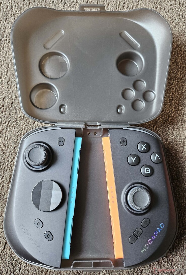 Das Case schützt die Joy-Cons und bietet zudem Platz für die optional erhältliche Halterung.