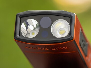 Die Olight ArkPro Ultra bietet Flutlicht, Spotlight, UV-Licht und einen grünen Laser