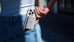 VoltAir ist eine besonders schlanke Qi2-Powerbank, die es aktuell noch bei Kickstarter gibt. (Bildquelle: Kickstarter)