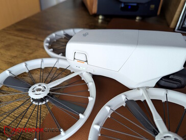 Rechts: Power Button