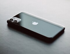 Apple iPhones haben im Schnitt nach wie vor deutlich mehr Speicher als Android-Smartphones. (Bild: Dmitriy Nushtaev)