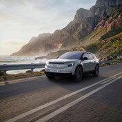 Der neue Ford Explorer Collection kombiniert die exklusive Lackierung in Cactus Grey mit einem erstarkten LFP-Akku und bringt eine vollwertige 230-Volt-Steckdose direkt in den Kofferraum.