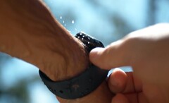 Der Lautsprecher der Apple Watch schleudert Wasser aus dem Gehäuse, um direkt nach dem Schwimmen wieder einsatzbereit zu sein. (Bild: The Slow Mo Guys / YouTube)