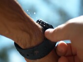 Der Lautsprecher der Apple Watch schleudert Wasser aus dem Gehäuse, um direkt nach dem Schwimmen wieder einsatzbereit zu sein. (Bild: The Slow Mo Guys / YouTube)
