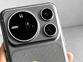 Ein vermutlich AI-generiertes Bild des Honor Magic9 Pro Max, das mit Arri-Kamera etwa einen quadratischen Sensor erhalten soll.