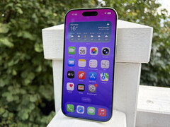 Laut Apple erreicht das 6,3 Zoll große OLED-Panel des iPhone 17 im Freien eine Helligkeit von bis zu 3000 Nits.