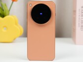 Das orange Vivo X500 Pro Max gibt es als globales Modell mit größerem Akku als in der EU, aber nur im Import.