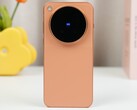 Das orange Vivo X500 Pro Max gibt es als globales Modell mit größerem Akku als in der EU, aber nur im Import.