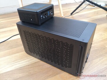 The Aorus eGPU ist recht kompakt, vor allem verglichen mit der größeren Razer-Core- oder Alienware-eGPU