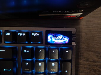 Das Display vereinfacht direkte Einstellungen an der Tastatur enorm, kann aber auch Animationen anzeigen (Bildquelle: Notebookcheck)