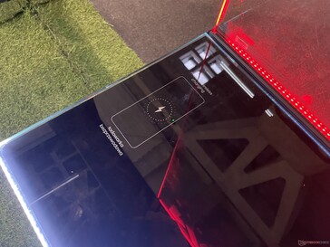 Qi-Ladefläche … (Foto: Andreas Sebayang/Notebookcheck.com)