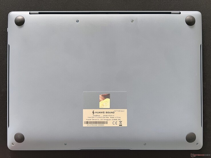 Unterseite mit versteckten Schrauben unter den geklebten hinteren Gummifüßen.