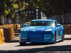 Der Jaguar Type 01 EV rast beim Goodwood Hill Climb in blauer Tarnfolierung umher