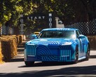 Der Jaguar Type 01 EV rast beim Goodwood Hill Climb in blauer Tarnfolierung umher