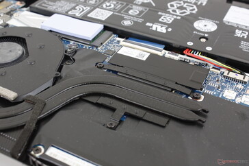 Die Kühllösung besteht aus einem einzelnen, etwa ~45 bis 50 mm großen Lüftern mit zwei Wärmerohren