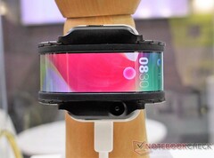 Das Nubia-A wird ein Smartphone als Wearable am Handgelenk.