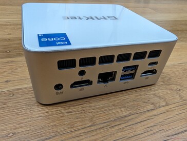Rückseite: Netzteil, 3,5 mm Headset, 2x HDMI 2.0 (4K60), Gigabit RJ-45, USB-A 2.0, USB-A 3.2, USB-C (kein PD)