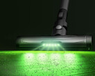 Der neue Proscenic P12 strahlt für die bessere Schmutzerkennung den Boden wie der Dyson V15 Detect mit grünem Licht an. (Bild: Amazon)