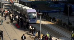 Testfahrt mit vielen Schaulustigen in Seoul.