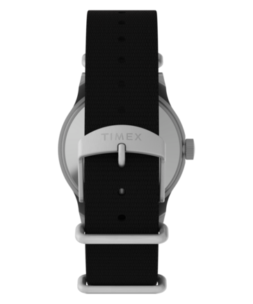 Die „Peanuts x Timex Snoopy MK1“, von hinten gezeigt, mit silbernem Gehäuseboden und schwarzem Stoffarmband.