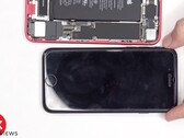 Das Apple iPhone SE der dritten Generation besitzt einen moderneren SoC und einen größeren Akku. (Bild: PBKreviews)