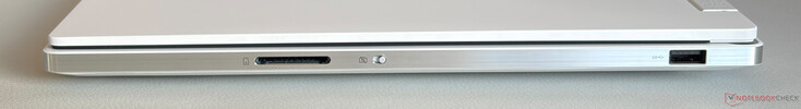 Rechte Seite: SD-Kartenleser, Webcam-Sichtschutz, USB-A 3.2 Gen.1 (5 Gbps)