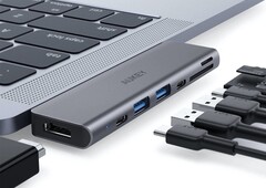 MacBooks sind großartige Laptops, doch für den Anschluss der meisten Geräte braucht man einen Adapter. (Bild: Aukey)