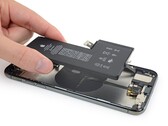 Der Akku könnte beim Nachfolger des abgebildeten iPhone 11 Pro Max deutlich einfacher konstruiert sein. (Bild: iFixit)