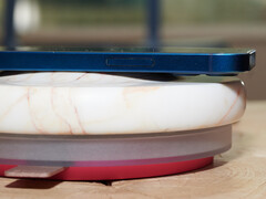 Ein Ladestein mit Buckel, um einen anderen Buckel auszugleichen. (Foto: Andreas Sebayang/Notebookcheck.com)