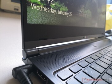 Im Vergleich zu den schmalen Displayrändern an den Seiten und oben ist der "Kinn"-Displayrand relativ breit