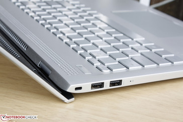 Wird der Bildschirmdeckel geöffnet, hebt er die Basiseinheit in einem kleinen Winkel an.