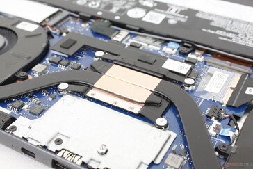 Die Lüfter sind immer aktiv wenn der Laptop am Strom hängt, selbst im Modus Power Saver