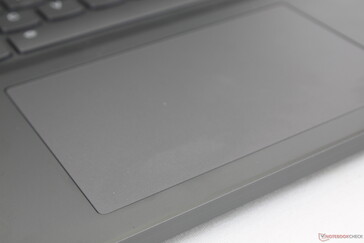 Das 12 x 7,5cm große Touchpad ist flach, bietet beim Drücken aber einen lauten und fühlbaren Klick